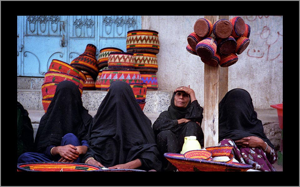 women at market yemen
